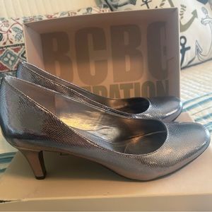 These pumps are comfy & a beautiful in a graphite color. Like new!